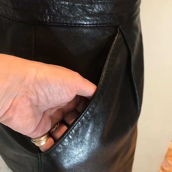 “GIGI BOUTIQUE” Vintage Black Leather Skirt. - Picture 3 of 13